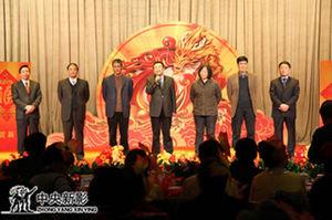 集团领导为全体职工拜年