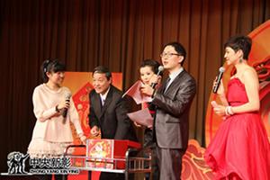 副总裁安为民抽取幸运奖