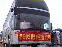 Trabajadores de Shanghai gozan del servicio de transporte de su compa&ntilde;ía para volver a casa