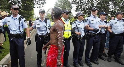 澳大利亚总理遭土著居民围堵 脱困时跑丢鞋