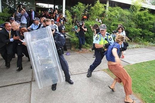 澳大利亚总理遭土著居民围堵 脱困时跑丢鞋