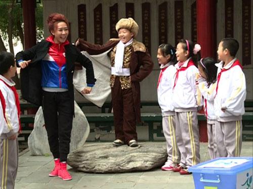 嘉宾王盼和北京市新源里第四小学同学们在快