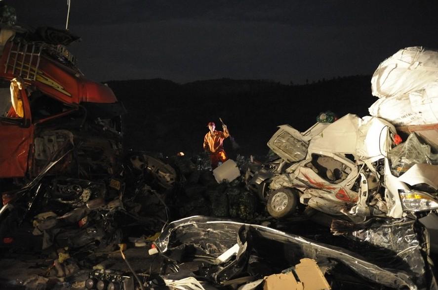 汕昆高速云南宜良段连发2起车祸致12死19伤(