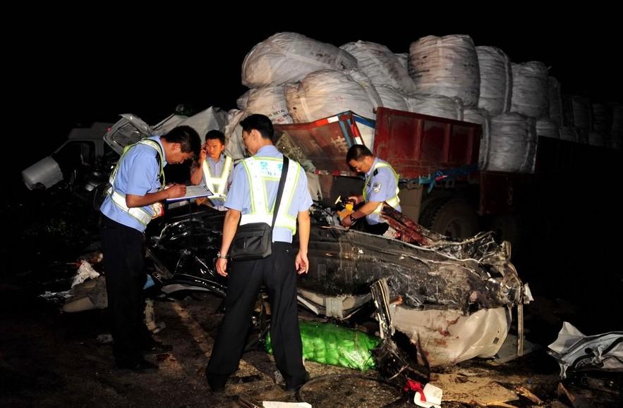 汕昆高速云南宜良段连发2起车祸致12死19伤(