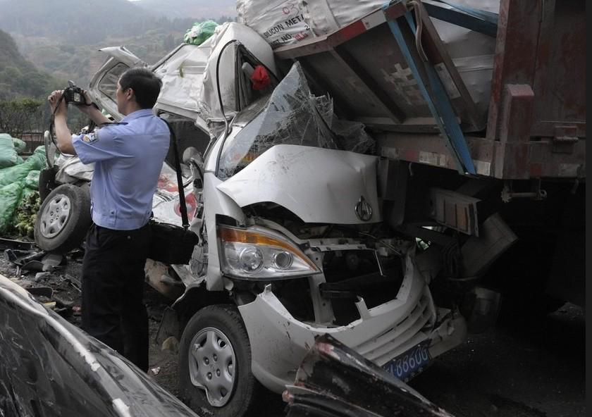 汕昆高速云南宜良段连发2起车祸致12死19伤(