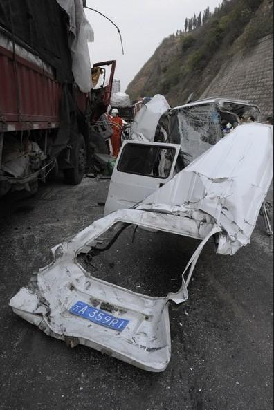 汕昆高速云南宜良段连发2起车祸致12死19伤(