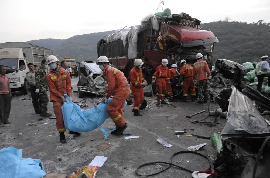 汕昆高速云南宜良段连发2起车祸致12死19伤(