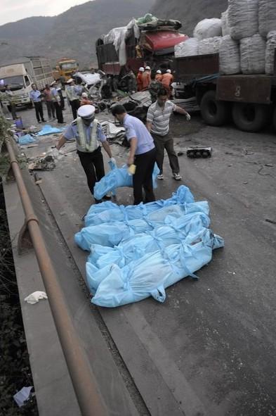 汕昆高速云南宜良段连发2起车祸致12死19伤(