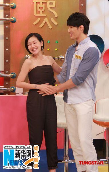 小S摸<em>帅哥腹肌</em>惊呼好硬 遭反摸害羞躲开(组