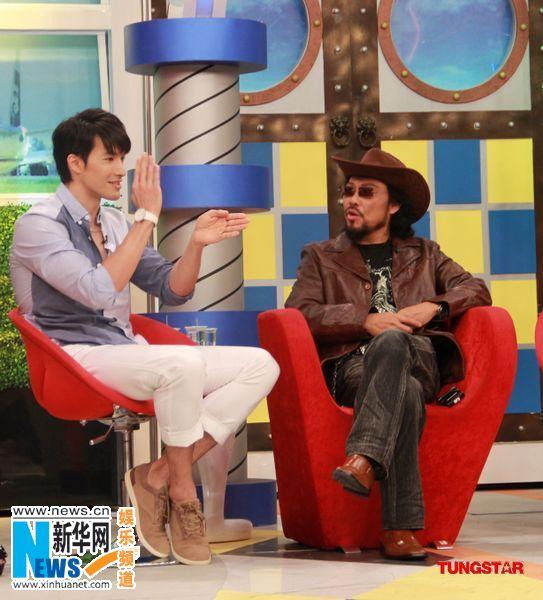 小s摸<em>帅哥腹肌</em>惊呼好硬