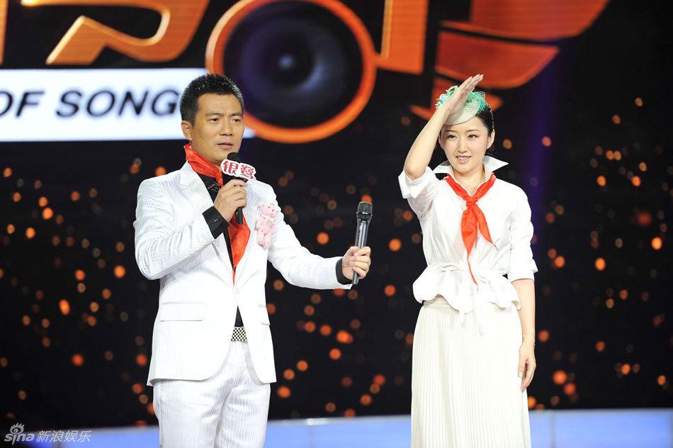 <em>杨钰莹戴</em>红领巾扮嫩 为六一献歌泪洒现场(图