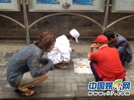 <em>张根硕</em>北京一日游 天安门留影卖萌(图)_粤语台