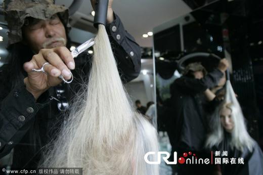 西安天价发廊仅剪发要3900元 发型师闭眼剪发