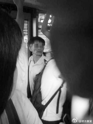 广州色狼老头公交车上<em>猥亵女孩</em> 乘客不准其下