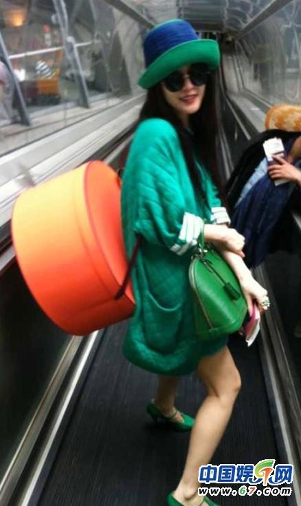 范冰冰机场秀美腿+橙绿配:新版女忍者神龟(组