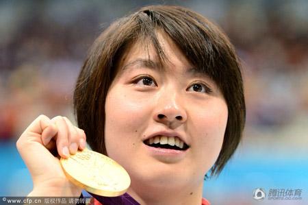 China gana el oro en la carrera femenina de los 200 metros estilo mariposa