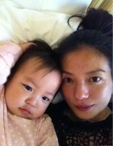  赵薇女儿 可爱萌照曝光 白裙似公主乖巧淑女_粤