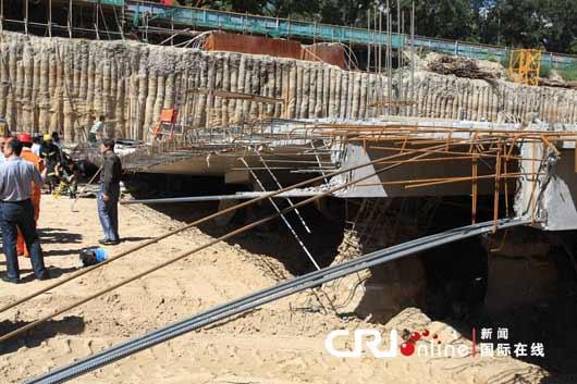 陕西榆林闹市区一在建工地发生坍塌事故 18人