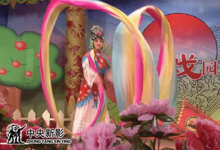 来自北京第二实验小学的高梦同学表演《天女散花》