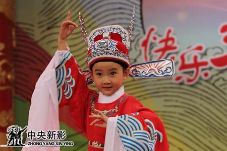来自河南的田伽宣小朋友表演黄梅戏《女驸马》