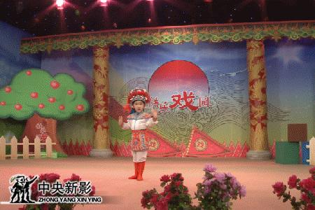 来自河南的张欣怡小朋友表演《花木兰》
