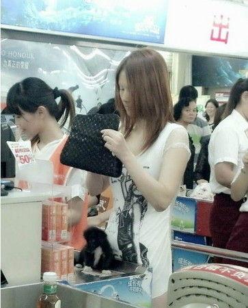 <em>武汉</em><em>红钢城暴露女</em>裸背露臀超市购物 网络爆红