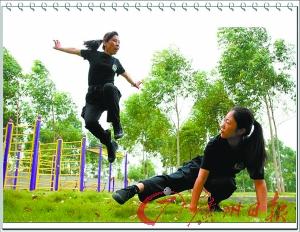 左手是母亲柔情似水 右手是<em>警察</em>辣手擒贼(图)_
