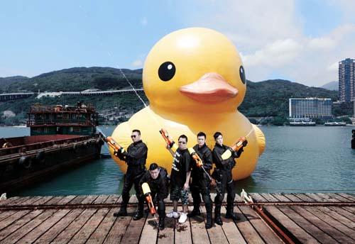 导演彭浩翔携《<em>飞虎出征</em>》主角与巨鸭合影-机