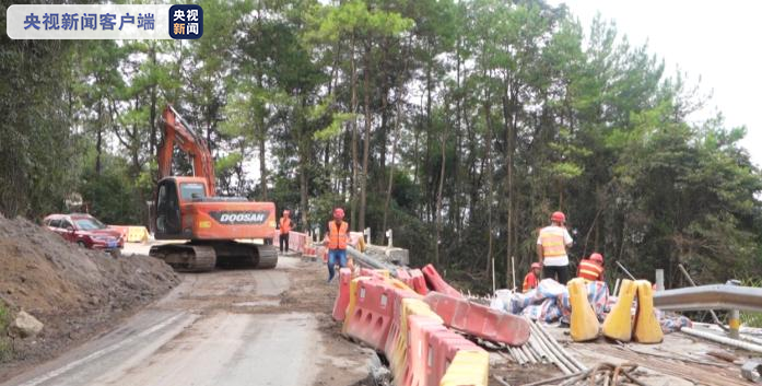 G318国道边坡垮塌 预计10月中旬全面抢通