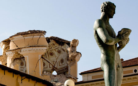 Strong quake shocks Italy