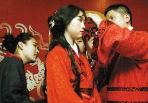 Traditional wedding costumes and rituals become popular in Tianjin