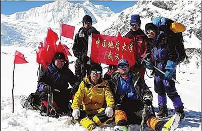 Chinese&nbsp;members&nbsp;of&nbsp;the&nbsp;joint&nbsp;mountaineering&nbsp;team&nbsp;pictured&nbsp;on&nbsp;their&nbsp;way&nbsp;to&nbsp;Mount&nbsp;Ruoni's&nbsp;No.2&nbsp;Summit.
