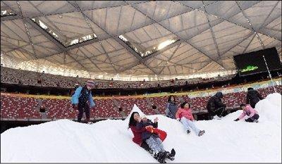 Tourists enjoy the fun of skiing at Beijing's largest indoor ski resort