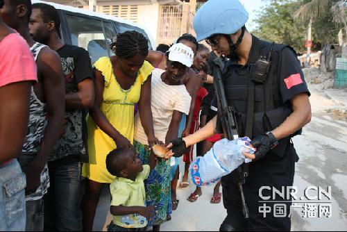 China's anti-riot squad hands out bread to children in Haiti