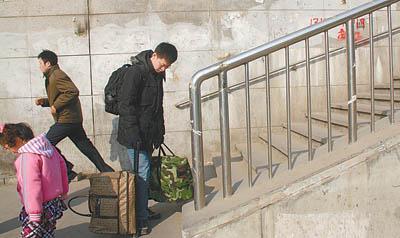 On the eve of Spring Festival, an "ant tribe" graduate carried his luggage to return to his hometown.