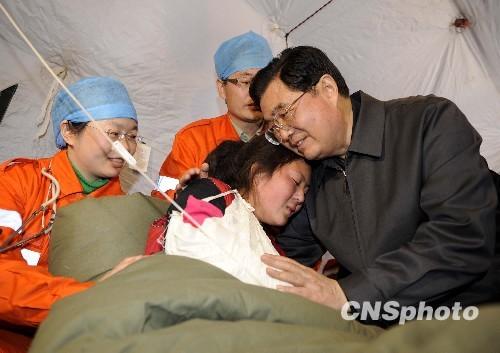 On April 18, Chinese President Hu Jintao visited a temporary hospital in Yushu. 