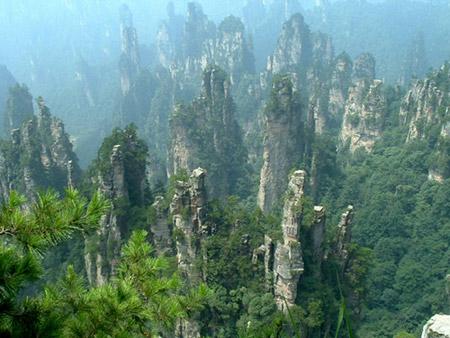 There are over 300 marvelous scenic spots in Zhangjiajie, such as Tianzi Mountain, Yangjiajie and Baofeng Lake. 