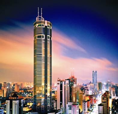 Shenzhen is located in the very south of Guangdong Province. Overlooking Hong Kong to the south and bordering Kowloon, this area is commonly referred to as Hong Kong's "backyard". 