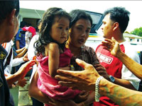 74 desaparecidos tras hundimiento de ferry en Indonesia