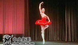      她幸�\地被�x拔�⒓釉谌毡敬筅媾e行的第二�玫诙�����H芭蕾舞比�，她和搭�n林建��橹����得了第一枚芭蕾舞��牌。