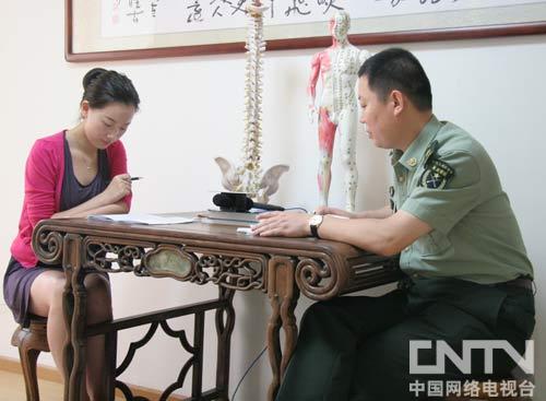 健康有约第127期:按摩风池改善脑供血 调整椎