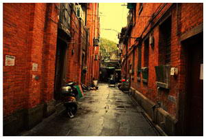 <b>Back-alley neighborhoods of Shanghai <br>tells how things used to be</b>