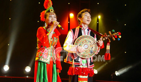 Two young singers take Yi ethnic song and dance to the world
