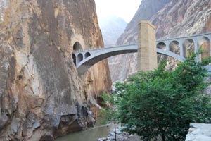 <h3>Most dangerous bridge on Sichuan-Tibet highway</h3>