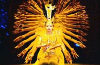 2005�꣬�ӱ��촺����ʼ�����Ӵ󵨽��и��£�ʵ�С����Ű촺������ͨ���ڶ�����������ȫ���Լ�����������Ŀ�����촺�������������Ľ�Ŀ�ǡ�ǧ�ֹ�������������й��м���������21λ�����˹�ͬ�ݳ����赸����������Ĺ�˼�����뻮һ�Ķ�������Ϊ2005�괺�����ܻ�ӭ�Ľ�Ŀ��<br>------------------------------------------ 