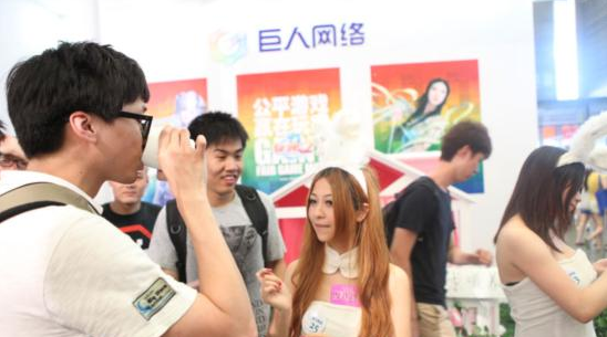 兔女孩现场榨胡萝卜汁 重口味男称要加点料_八