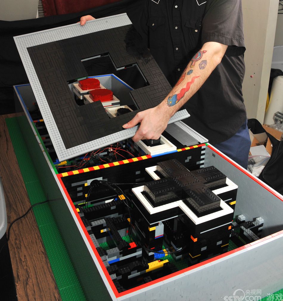 国外艺术家用乐高积木打造巨型NES游戏机_产