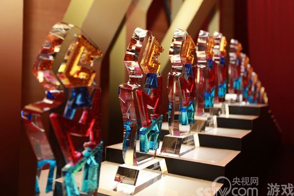 随着2014第十二届ChinaJoy的喧嚣退去,2014年第六届中国优秀游戏制作人评选大赛(简称CGDA)已经缓缓拉开了帷幕。在这场为中国游戏产业精心准备的褒奖盛典中,本年度中国最强本土游戏制作团队将会是谁?象征中国最高游戏研发实力的奖杯将会归谁所有?这一切都将会在本届CGDA的颁奖典礼上一一揭晓。 中国优秀游戏制作人评选大赛(以下简称:CGDA)是中国境内举办的针对优秀游戏制作人或团队的评选比赛,是目前国内唯一针对游戏研发领域所颁布的奖项。大赛在中华人民共和国国家新闻出版广电总局、国家版权局的