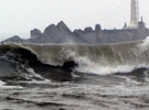 台湾屏东东港码头不断卷起巨浪