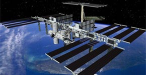 　　由美、俄、日、加等16国合作建设的国际空间站始建于1998年，是世界航天领域最大规模的科技合作项目，也是航天史上第一个由各国合作建设的载人空间站。它结构复杂，站体庞大，预计投资总额将超过630亿美元。